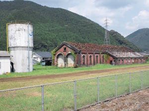 《廃墟と化した機関庫。かつて和田山は一大基地だったのだろうか…》