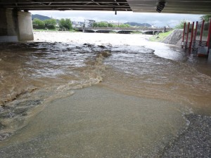 《出町橋の下》