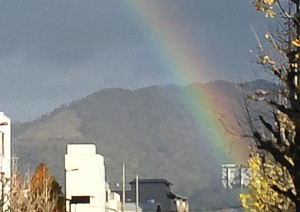 131215寺町丸太町から大文字山を望んで見えた虹